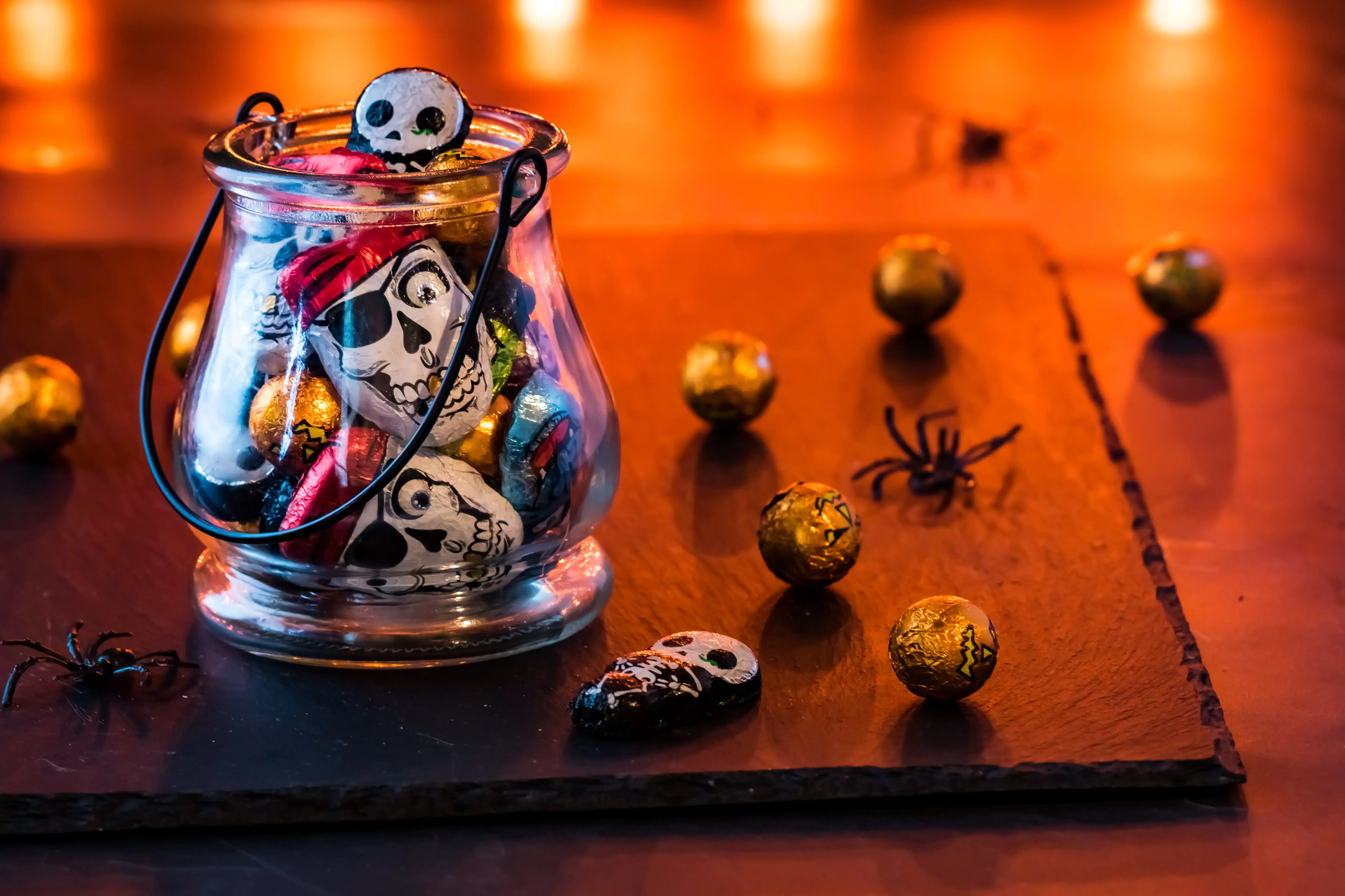 ¿Por qué regalamos dulces en Halloween y calaveritas en Día de Muertos?